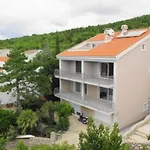 Fuer 6 Personen Mit Terrasse Und Meerblick By Interhome Appartamento *