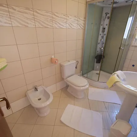 Apartment Fuer 6 Personen Mit Terrasse Und Meerblick By Interhome