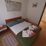 Apartamento Fuer 6 Personen Mit Terrasse Und Meerblick By Interhome