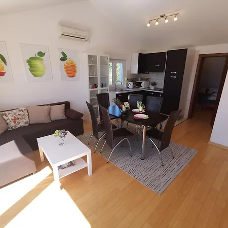 Appartement Fuer 6 Personen Mit Terrasse Und Meerblick By Interhome