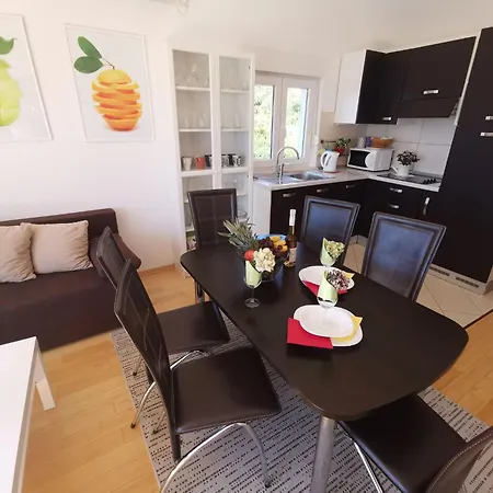 Fuer 6 Personen Mit Terrasse Und Meerblick By Interhome Appartement *