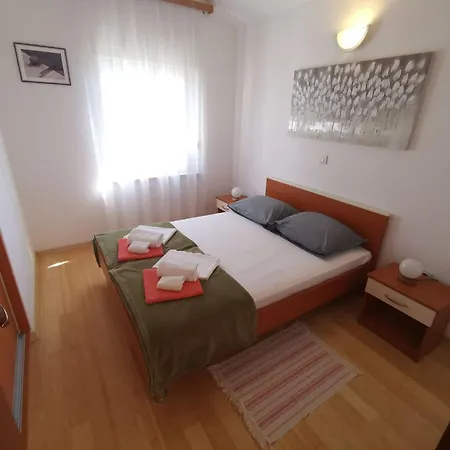 Fuer 6 Personen Mit Terrasse Und Meerblick By Interhome