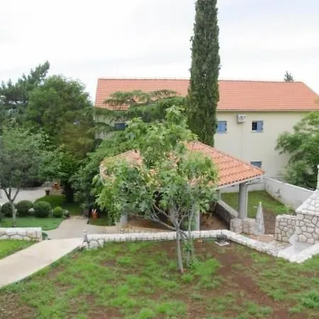 Apartman Fuer 6 Personen Mit Terrasse Und Meerblick By Interhome Selce