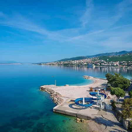 Fuer 6 Personen Mit Terrasse Und Meerblick By Interhome Apartman *