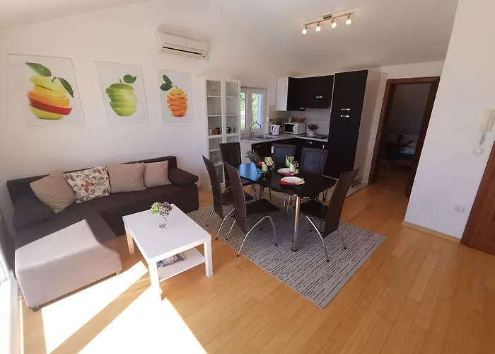 Appartement Fuer 6 Personen Mit Terrasse Und Meerblick By Interhome