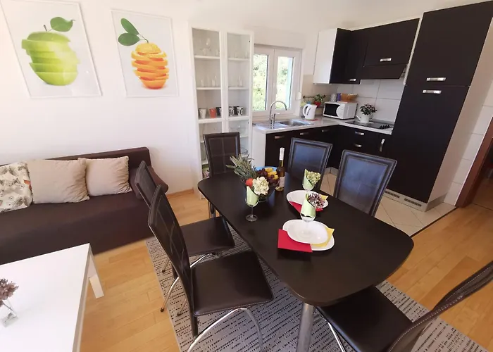 Fuer 6 Personen Mit Terrasse Und Meerblick By Interhome Appartement *