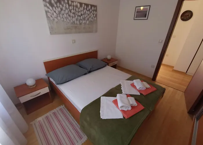 Appartement Fuer 6 Personen Mit Terrasse Und Meerblick By Interhome
